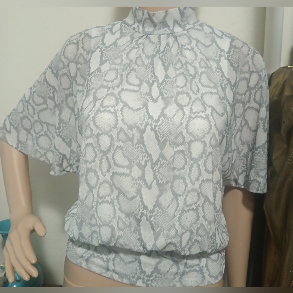 Jennifer Lopez JLO Gray Snake Print Women's Top